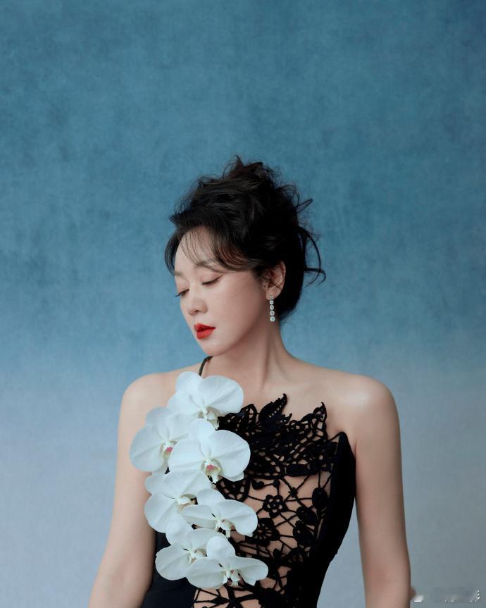 闫妮美我一跳   闫妮抹胸小黑裙也真的是太好看了吧，咱们姐姐的美貌和颜值真的是美