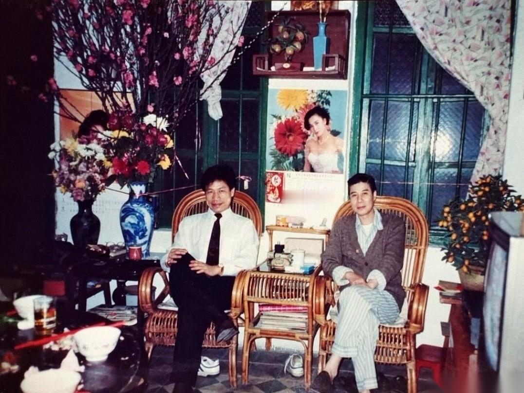 1988年的广州，十一叔特意把手腕伸出袖口，晃了晃那块闪瞎眼的“金劳力士”，正准
