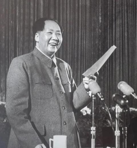 1955年，毛主席说：我们的目标是超过美国，时间也许是75年。当时毛主席说下这段