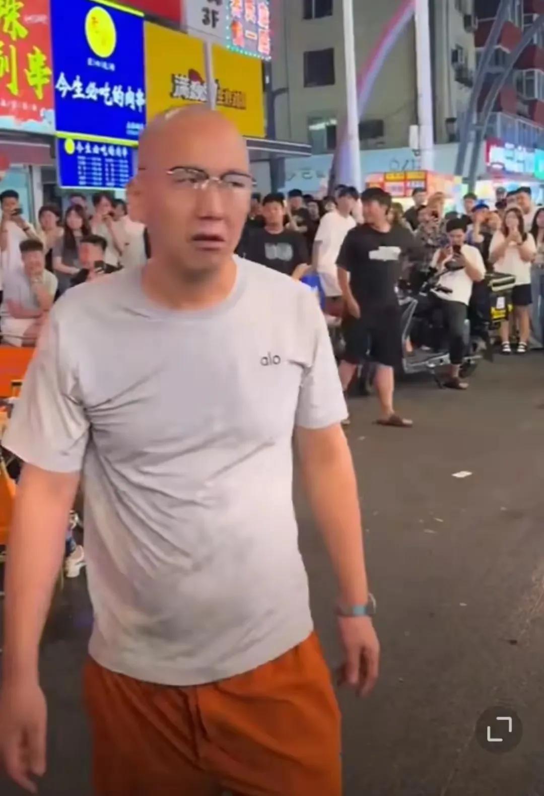 这就是给外国人磕头的光头男……

7月14日晚上，吉林长春一个大排档，也不知道他