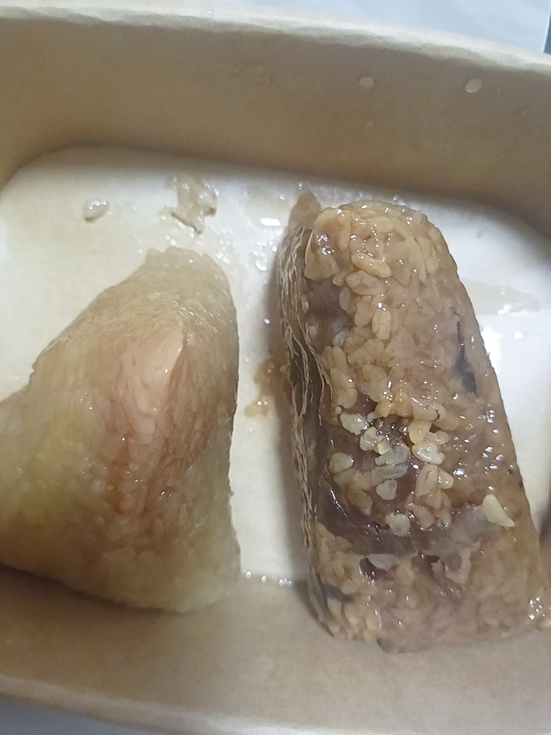 吃粽子，甜的咸的都有