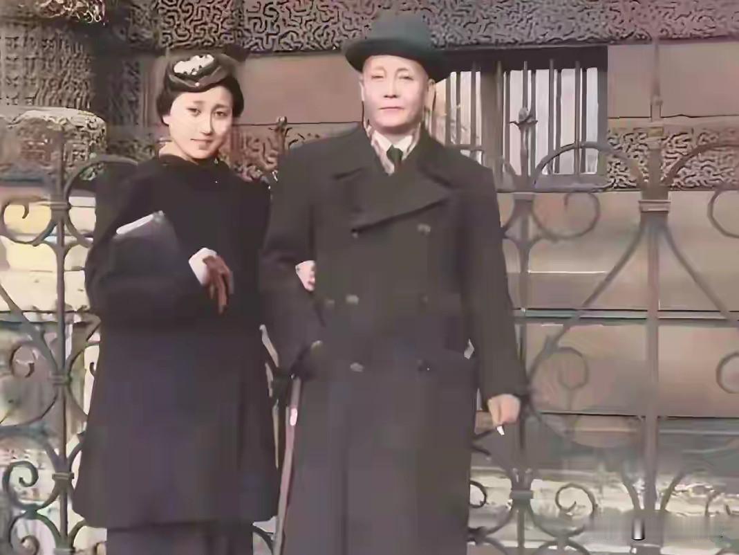 1936年，巴黎卢浮宫前。17岁的蒋英站在父亲蒋百里身边，拍下这张合影。

照片