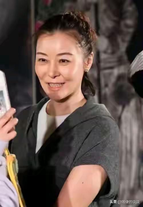 不知道怎么，就是不喜欢她，也许是不喜欢她那玩世不恭的感情观吧！
柯蓝说，我从来不