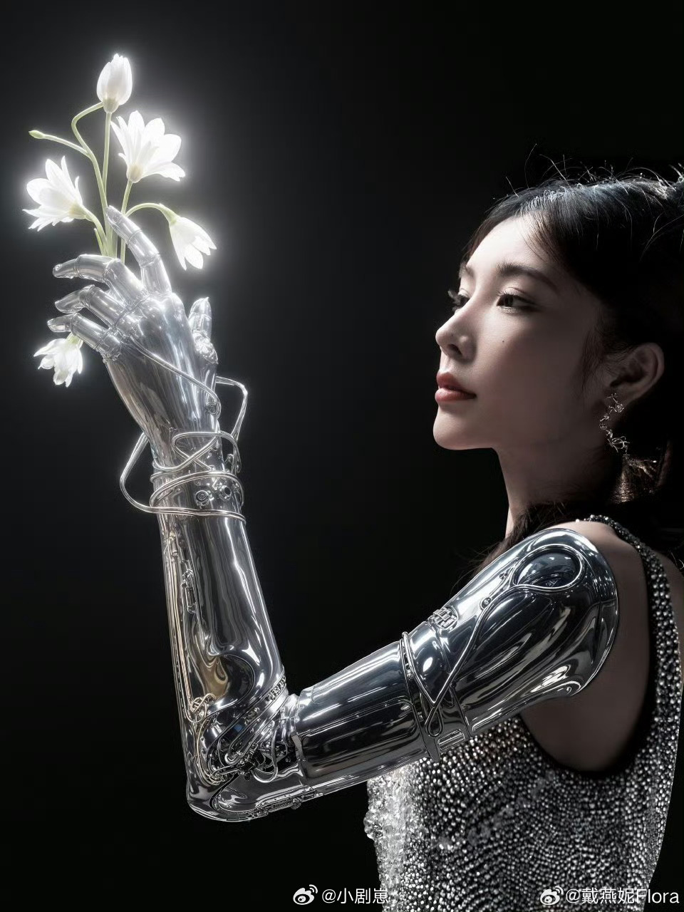 戴燕妮爆改机械姬戴燕妮机械姬造型美炸了！闪亮羽毛衣混着鳞片、齿轮，赛博感拉满，这