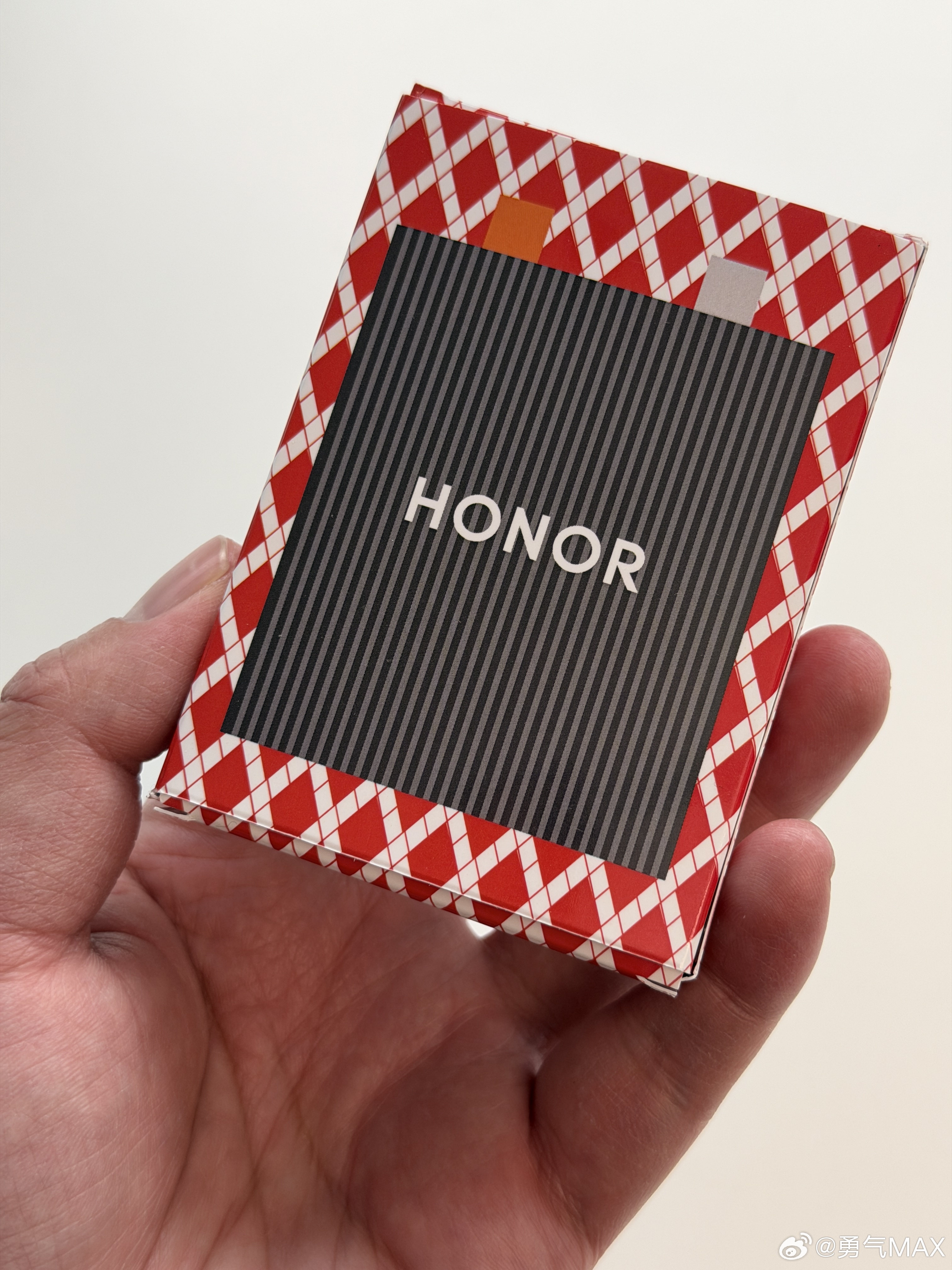 荣耀手机在续航这方面还是太权威了，刚收到荣耀的扑克牌电池，这张黑桃A象征王牌技术
