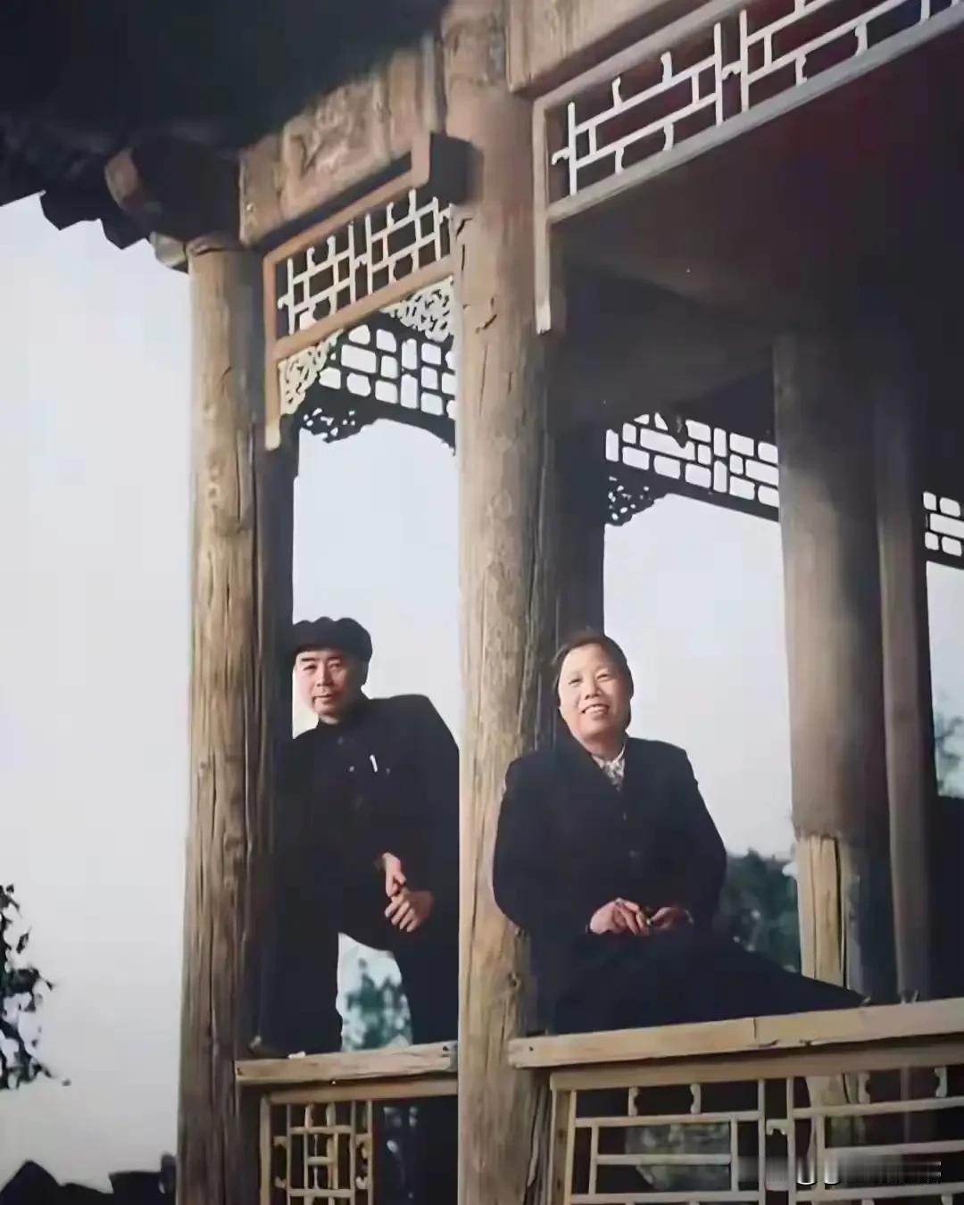 西花厅古亭之中，周恩来与邓颖超静静相伴。朴素衣衫衬出恬淡从容，褪去国事操劳，只剩