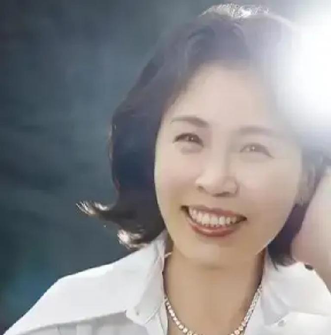 遇刺后48小时，她只干了一件事
 
李在明脖子缝了18针，麻药刚过，金惠景蹲在病