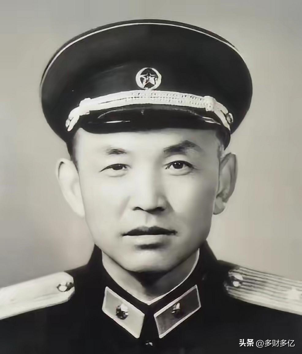 1951年朝鲜战场，军长硬破资历规矩，破格提拔参谋长，一战打服所有老红军！
 