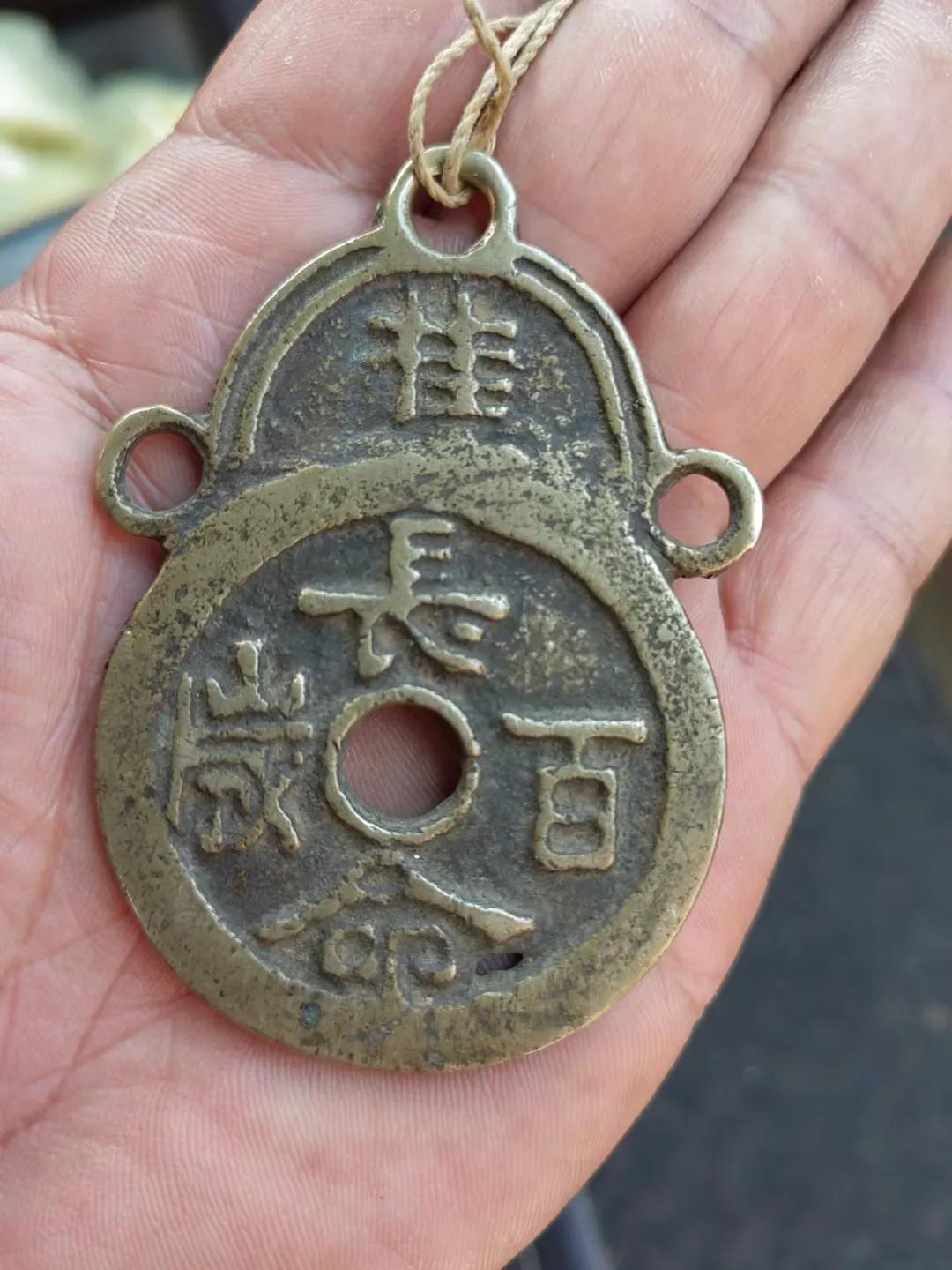 [玫瑰]铜钱挂件：吉祥寓意与文化传承

在中国传统文化中，铜钱有着丰富的象征意义