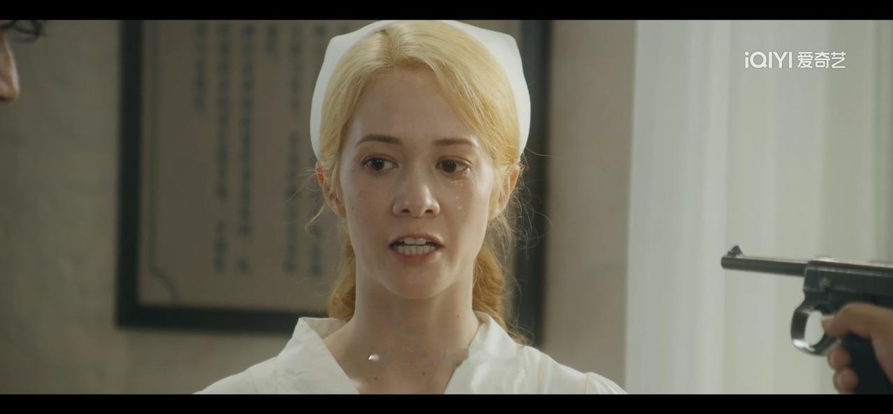 《风与潮》说好的把窗台上的花盆摇三下行动，玛丽却把花盆推下去还被人围在屋里？那个