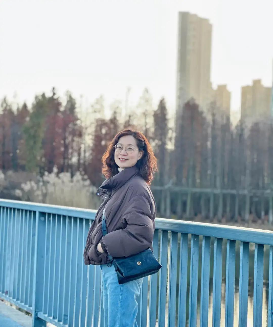 抖音上一个女生剪了十年长发，第一次换理发师烫短卷，回家老公直接一句老了十岁。
她