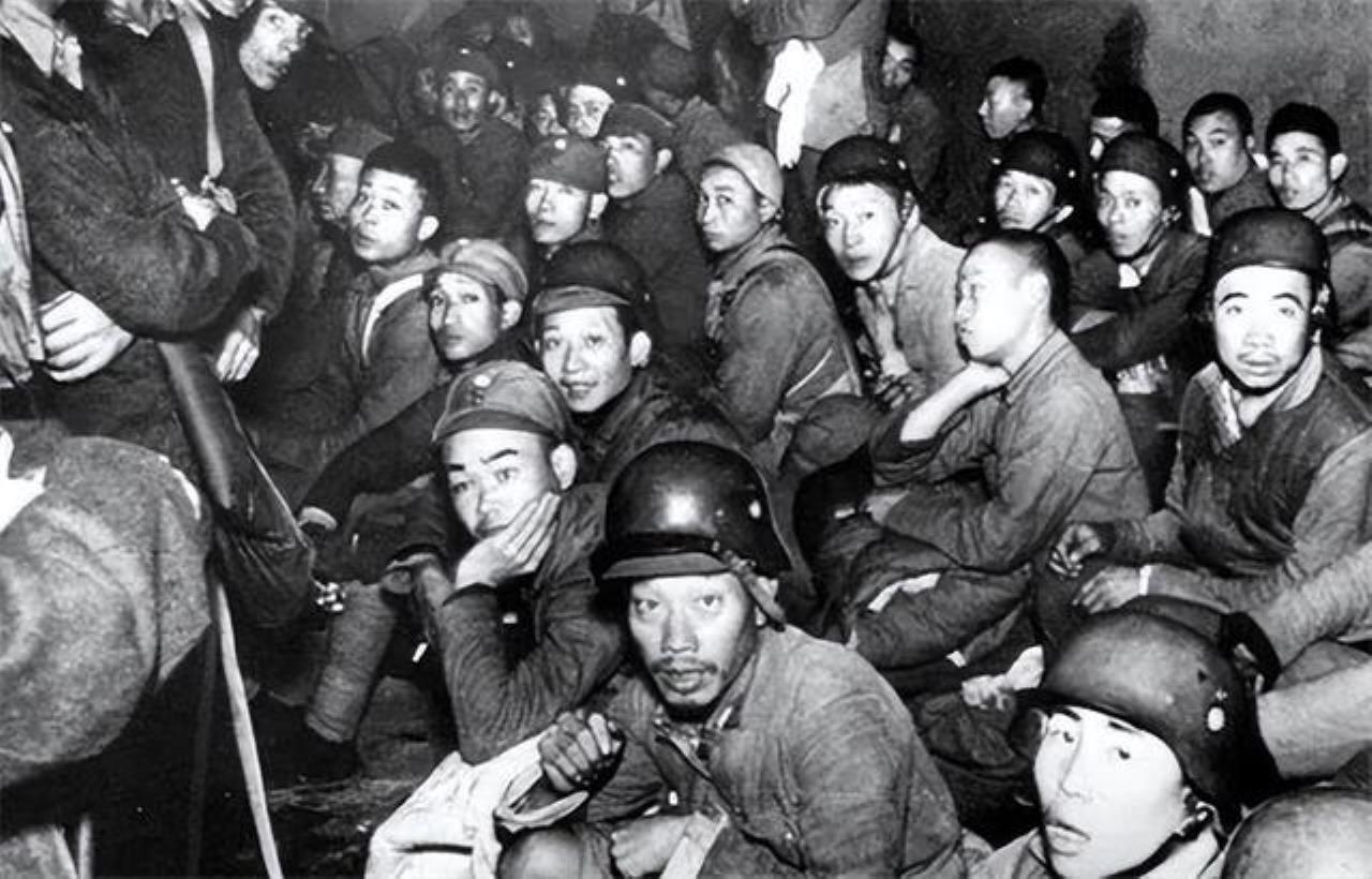 1947年，被俘军官，偶遇彭德怀，看到他的穿着后，眼睛瞪得老大，仰天长叹：共军确