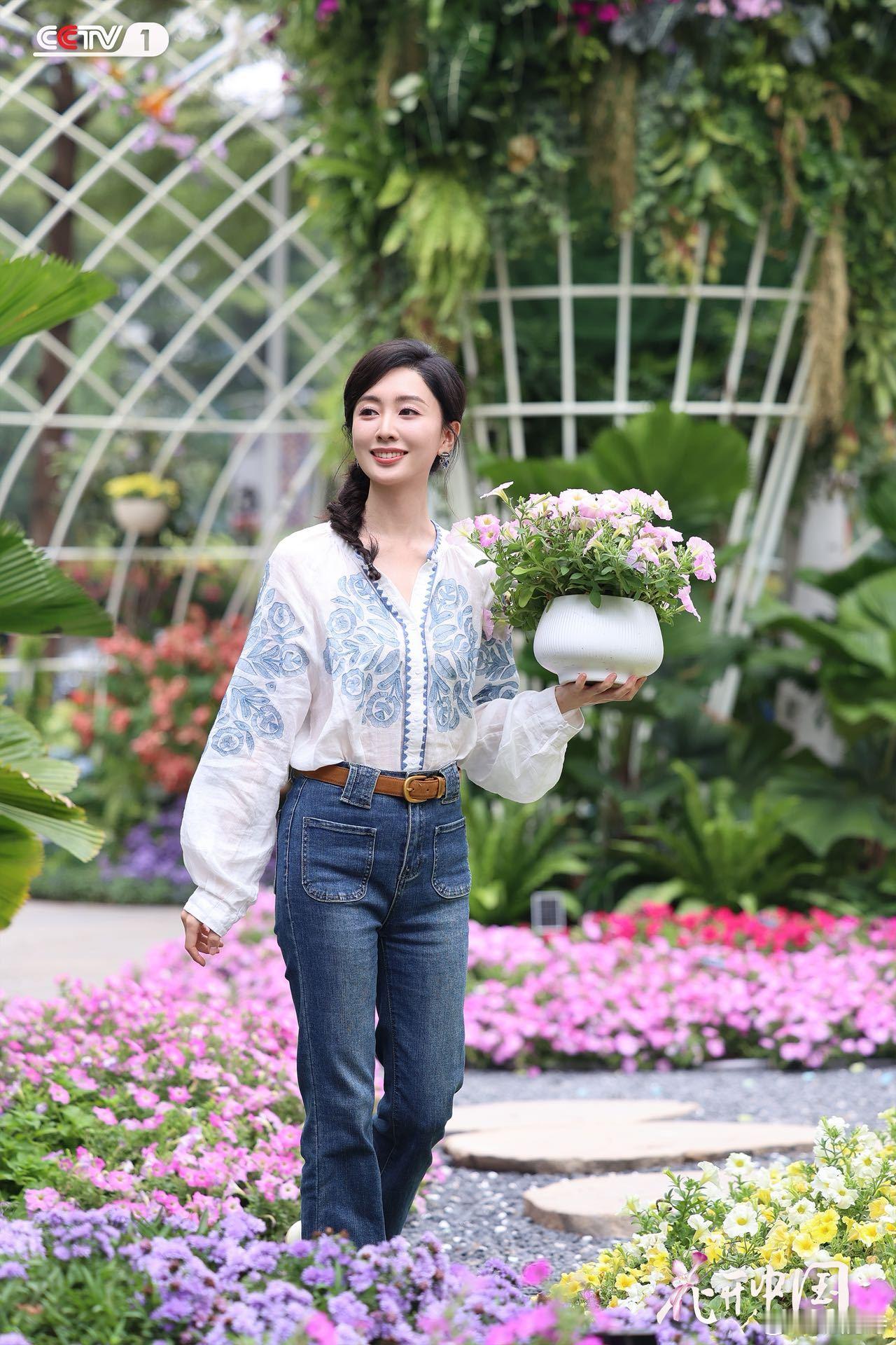 杨旭文上央视学会了种花 杨旭文解锁新技能！在花开中国 沉浸式种花，认真的样子真的