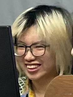 如果不是被身边的人偷拍下来我永远也不会发现自己开心的时候笑起来这么猖狂。 ​​​