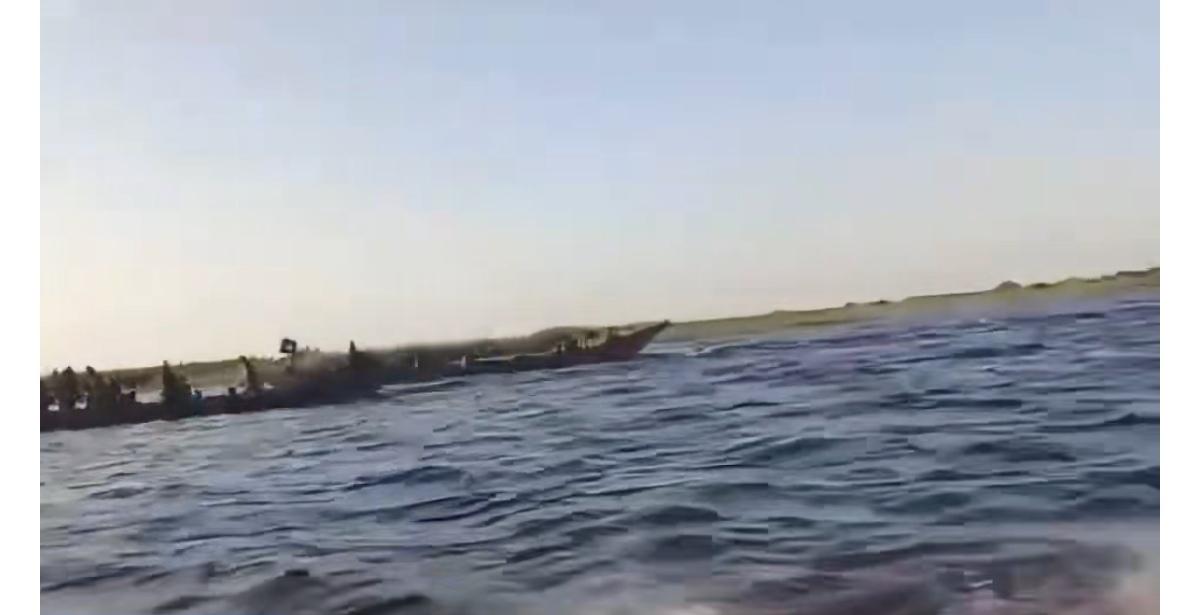 “博科圣地”的谢考死忠派乘坐小艇突袭了乍得湖小岛上的极端组织ISWAP的营地，杀