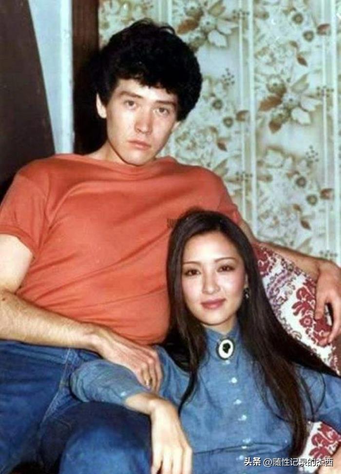 早些年的老照片中男的我认识，是90年底红极一时的大歌星费翔，他拥有高挑的身材和迷