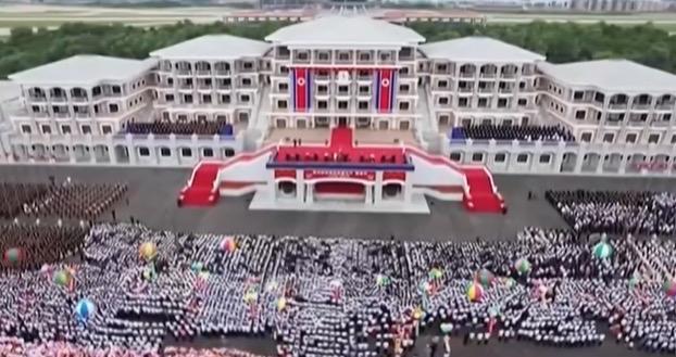 【#朝鲜再添海滨公园和温泉度假村# 】近日，朝鲜东部海岸又一旅游项目迎来竣工。当