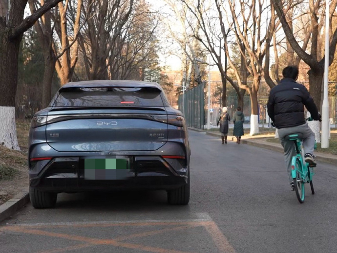 如果大家有到大学里散步的习惯的话，那就应该不难发现大学校园里有很多比亚迪的身影，