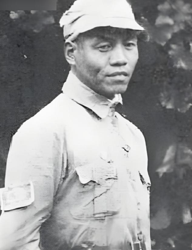 1933年，红九军军长何畏拔出手枪，对准作战科长周希汉的脑袋，“砰砰砰砰砰”连开