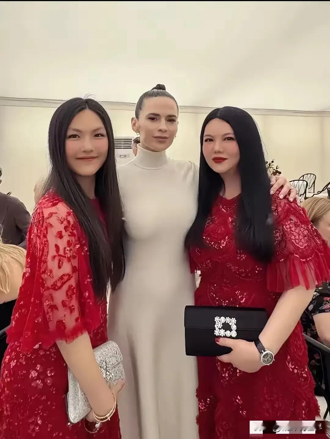 富婆李湘真是啥啥也不缺
但唯独缺了一样又最致命
那就是，衣品的审美力！
不然，每