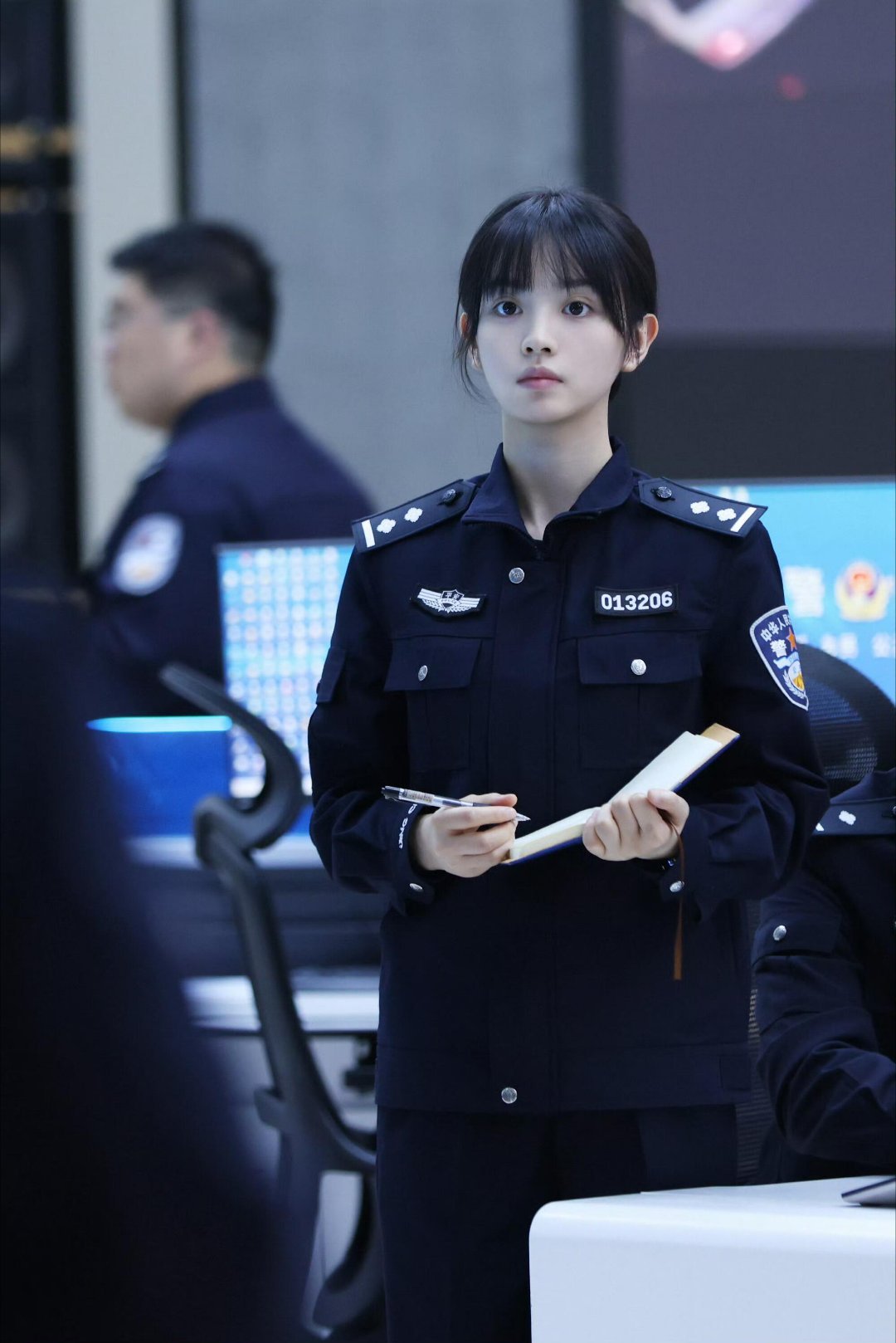 再严谨的员工也防不住反套路的老板一整个潇洒形象，干净利落，萌萌的