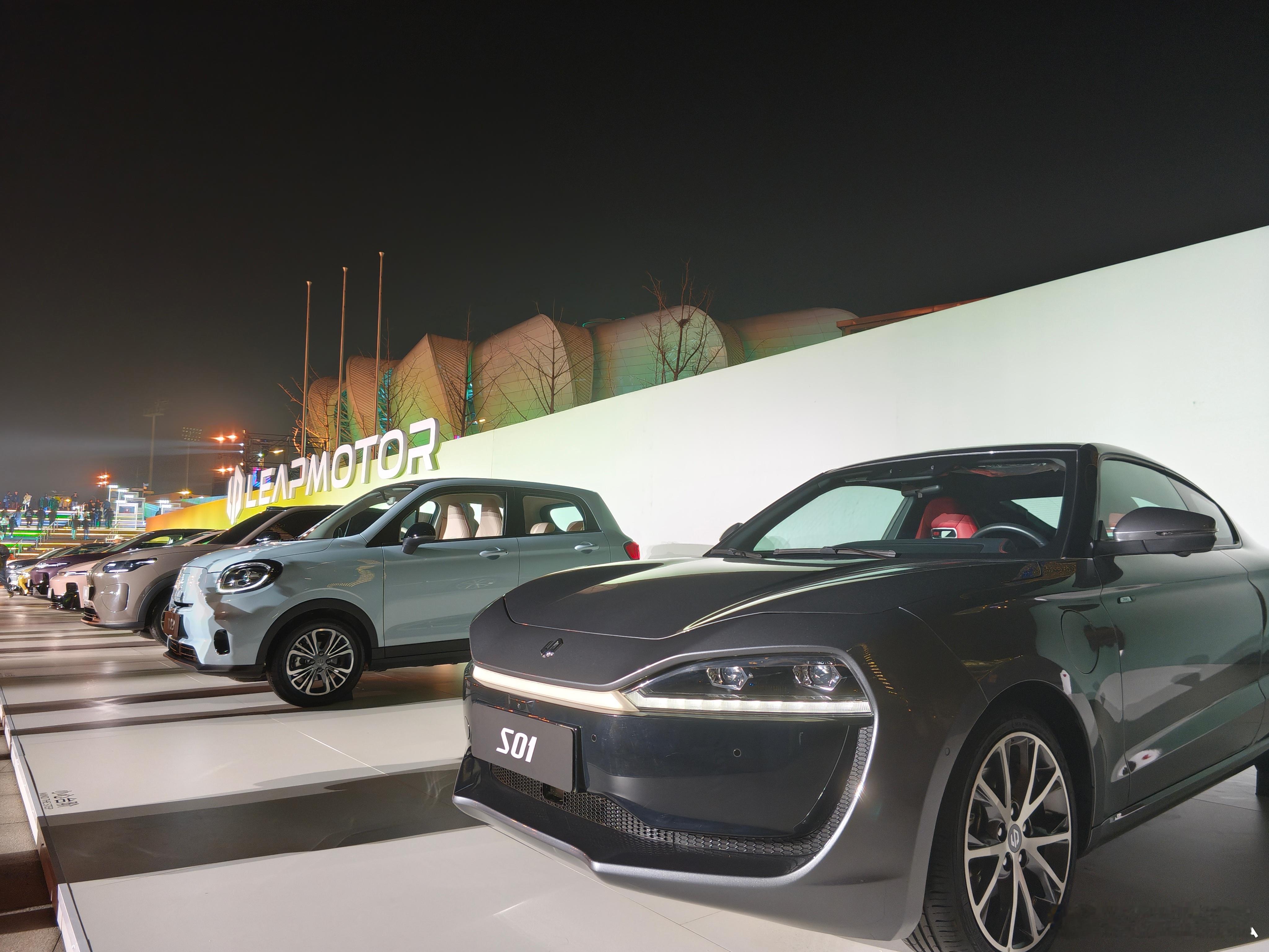 零跑十周年发布会带来了创立至今的所有车型图1这台2019年的零跑S01我们还记忆