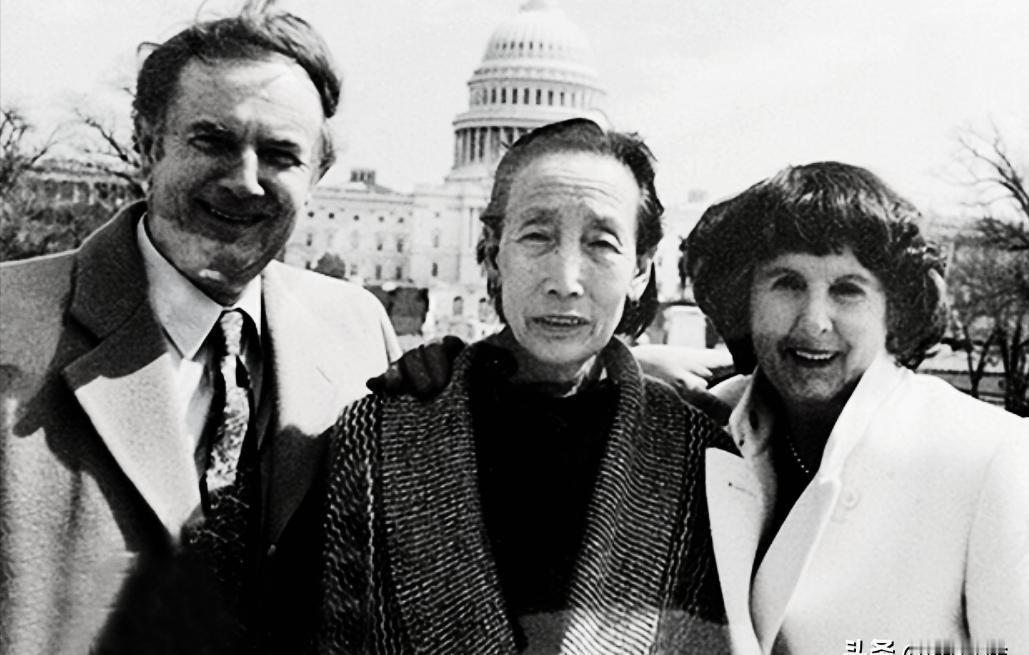 1942年，五位美军飞行员在返航途中突然坠机，正巧被中国农妇赵小宝救下，没想到5