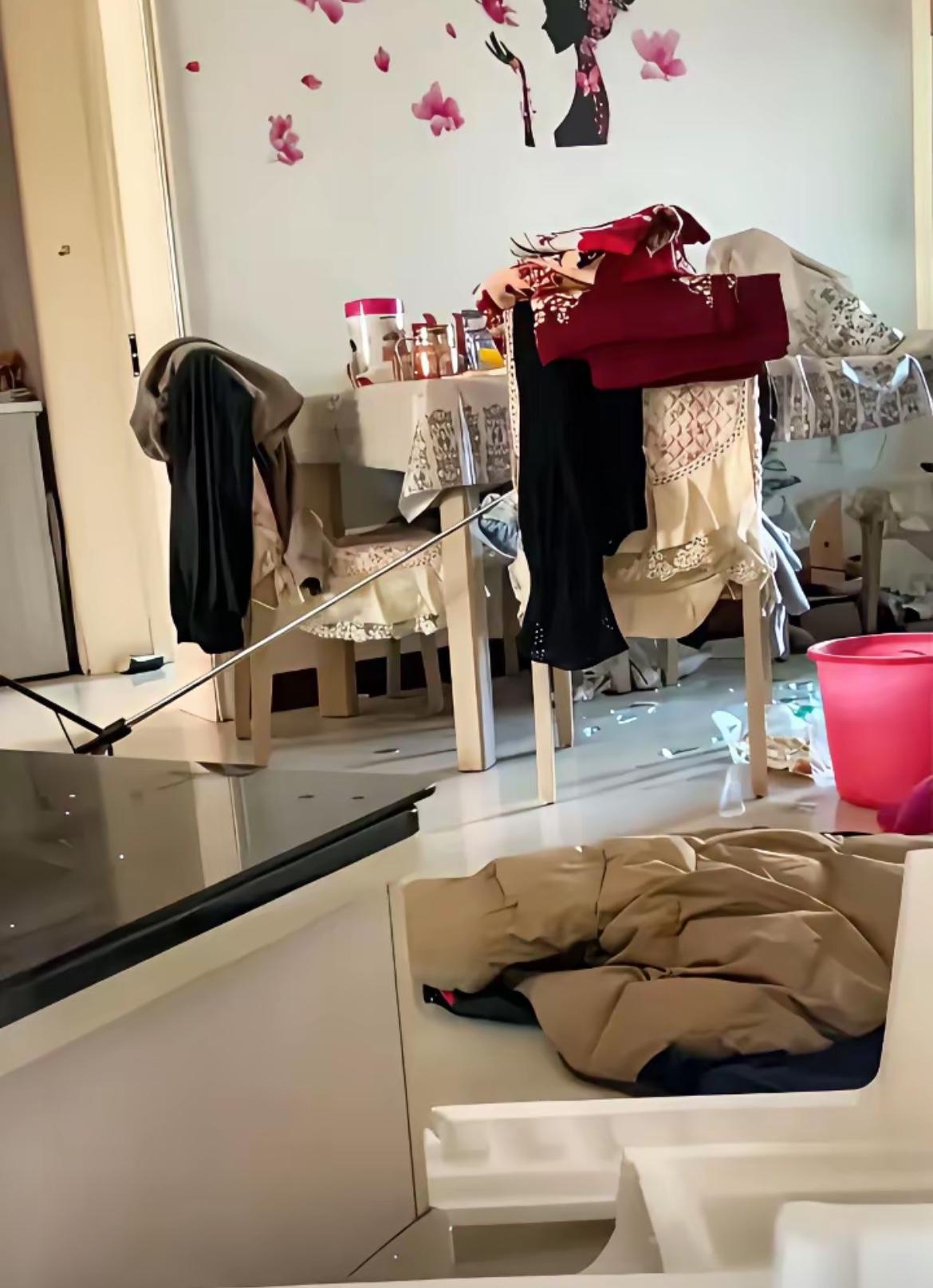 太离谱了！儿媳妇不生三胎，公公一年砸两次家，还放话不生继续砸。

最戳人的是网友