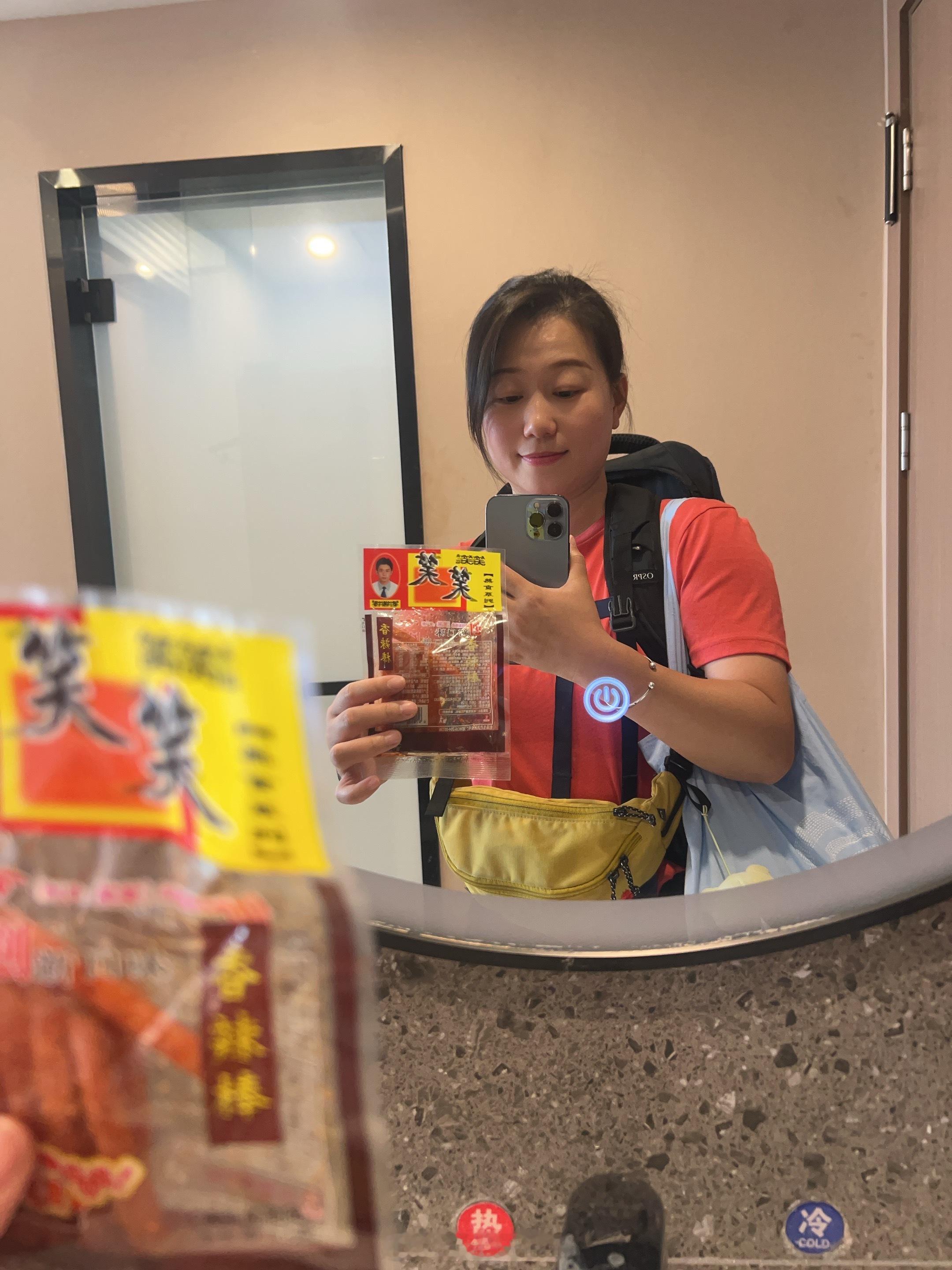蕾姐夫说，建议我带一些小零食在路上，还可以“贿赂”路上遇见的小朋友，因为他们家距