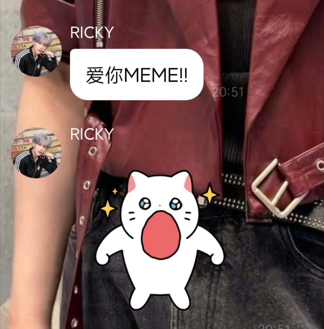 完了，他好像知道自己超可爱 ​​​