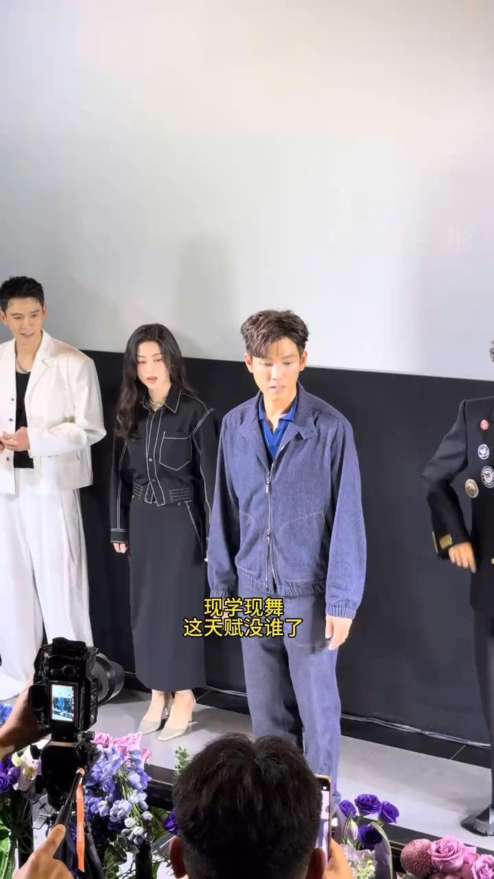 现学现舞，这天赋没谁了。
掌声好会跳。