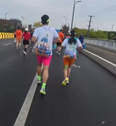 这啥素质呀！跑个马拉松那那么多补给，来跑步还是来进货的。
 
人家参加比赛要不就