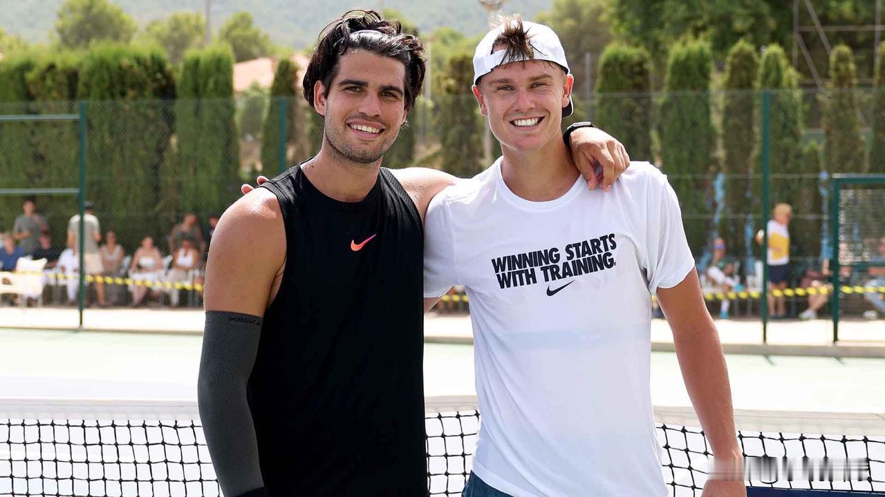🎾🎾阿尔卡拉斯与鲁内穆尔西亚合练，全力备战美网复出
 
正在养伤的阿尔卡拉斯