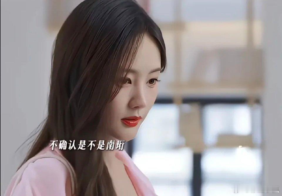 《书卷一梦》的拍摄现场，人声鼎沸，工作人员们忙碌地穿梭其中。宋一梦心急如焚，刚一