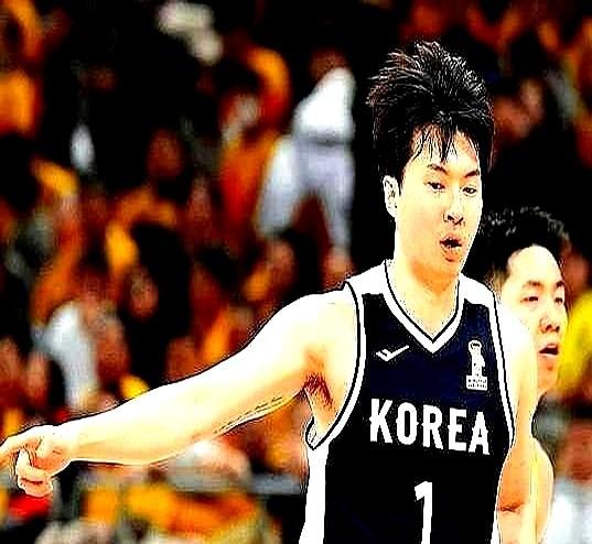 国家队生死战，他却要去美国打球了。

韩国男篮核心李贤重，刚拿了B联赛总决赛MV