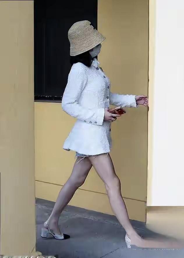 杨兰兰在澳洲生活而不去阿美莉卡，是明智的选择
澳大利亚警察询问豪车里的杨兰兰。