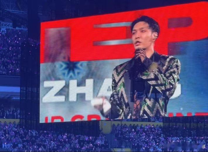 张艺兴[超话]  张艺兴郑州演唱会cue灿烈  张艺兴听到亲一个的反应 张艺兴郑