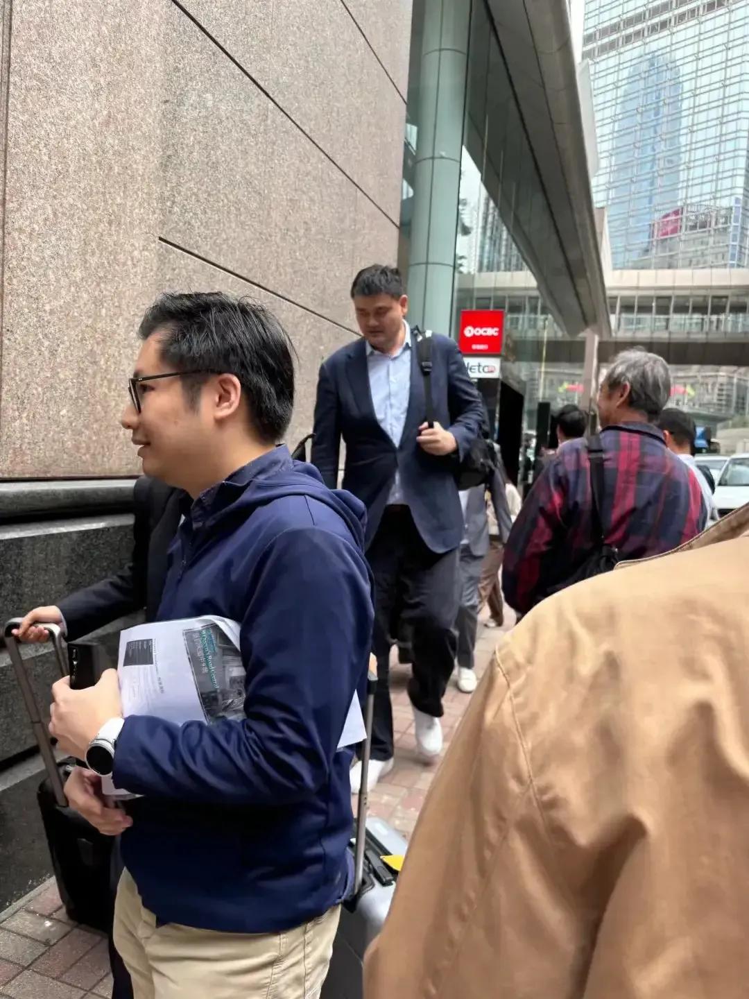 也许姚明已经习惯了前呼后拥，也习惯了鹤立鸡群，但当他卸任篮协主席后，他却空前感到