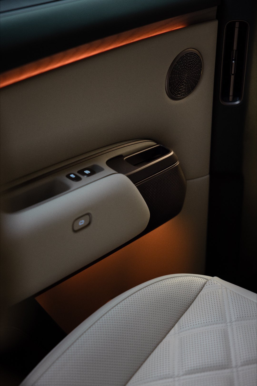 三个车门内饰设计的不同风格，图1宾利添越，图2理想L9 Livis，图3劳斯莱斯