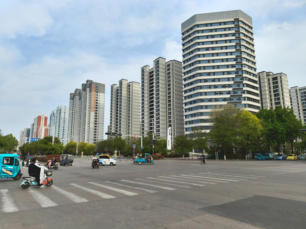 【尚龙峯樾写字楼闲置一年多，官方回应正对接招商】据济宁市网络问政平台消息，近日有