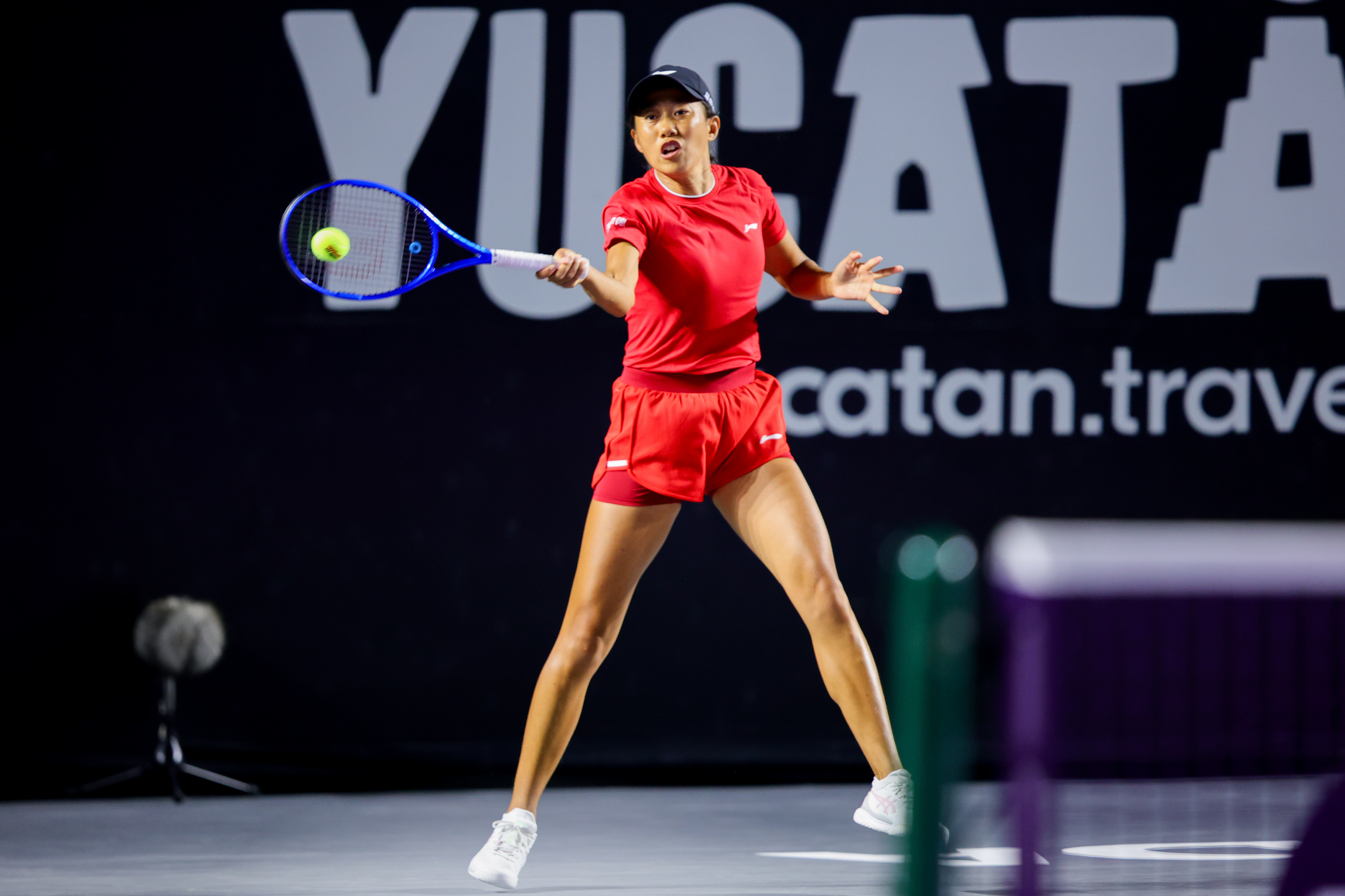 从亚瑟士到李宁，更换服装赞助商之后的张帅仍在高歌猛进。37岁的她以6-1 6-3