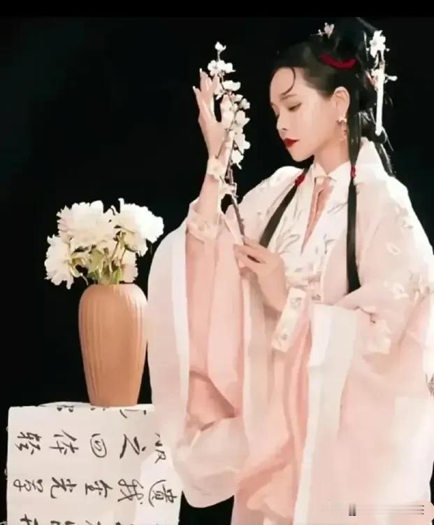 伊能静版的林黛玉，我的乖乖，油头粉面，满眼风情哪里像柔柔弱弱，孱弱多病的林黛玉，