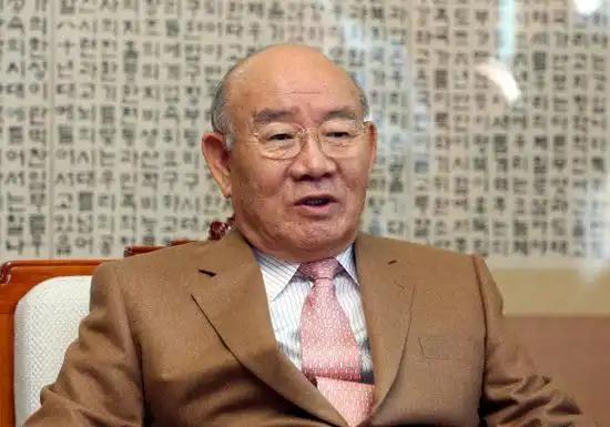 1979年，48岁的全斗焕，一把攥住韩国军权。财阀大佬们吓得瑟瑟发抖。他冷笑一声