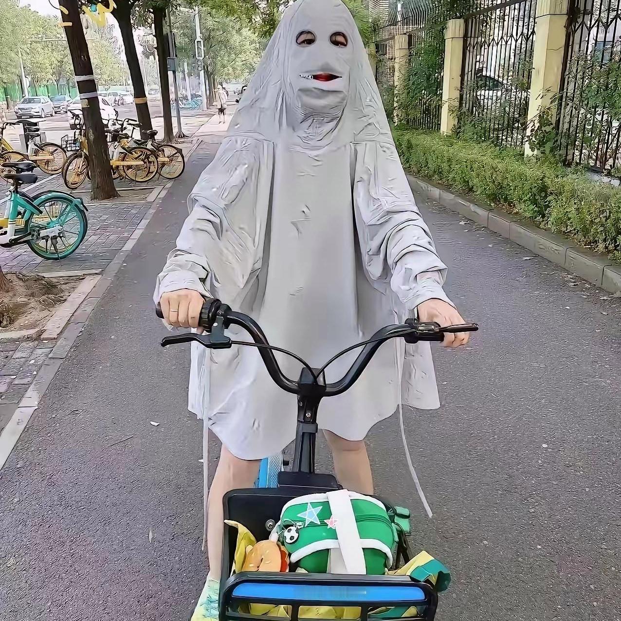 正午路上撞见无脸人，当场被吓得心头一紧
 
中午出门取快递，迎面走来一个全副武装