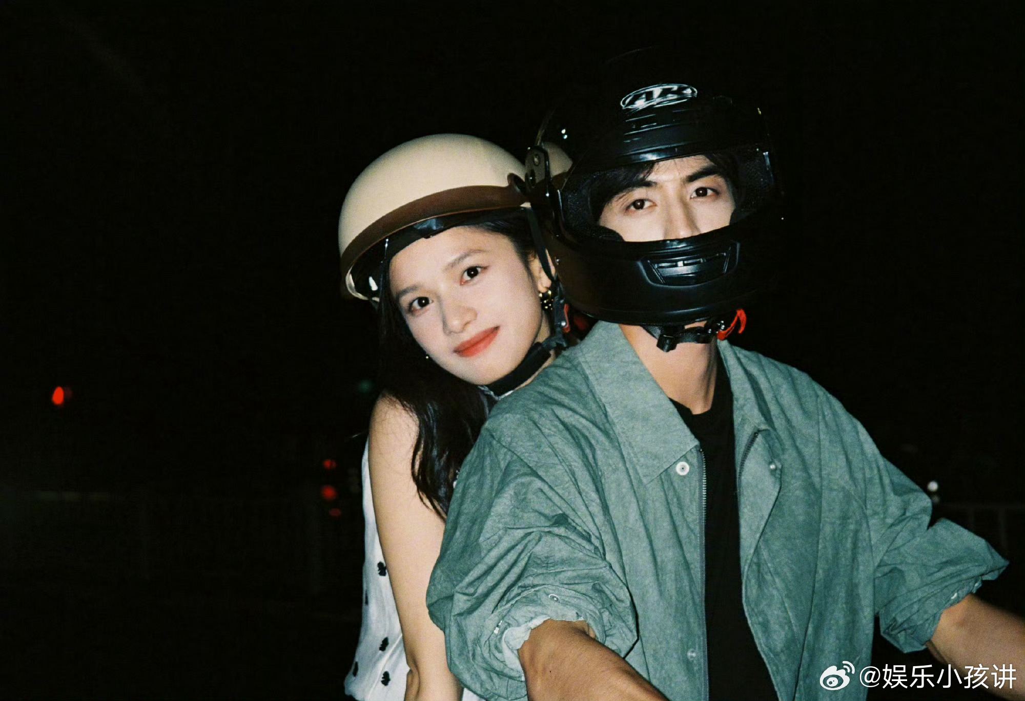 宋威龙送张婧仪蛋糕野狗骨头🎬追剧团线下糖分超标，专属荔枝蛋糕惊喜登场，宋威龙张