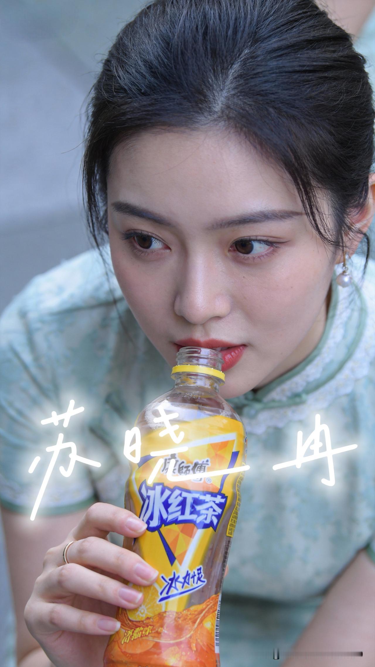 上得厅堂，下得厨房，也能在街头随性地炫一瓶“冰镇国窖”。这就是我的生活态度，不用