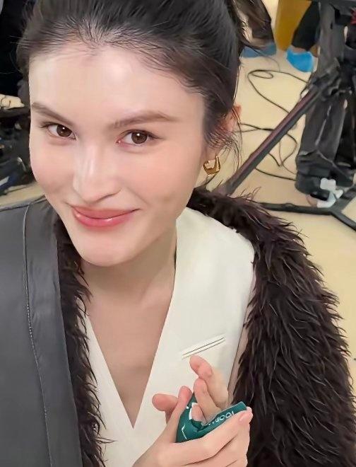 离过婚怎么了，陈伟霆还不是一样对何穗掏心掏肺，
他本就不是那种玩弄感情的人，早年