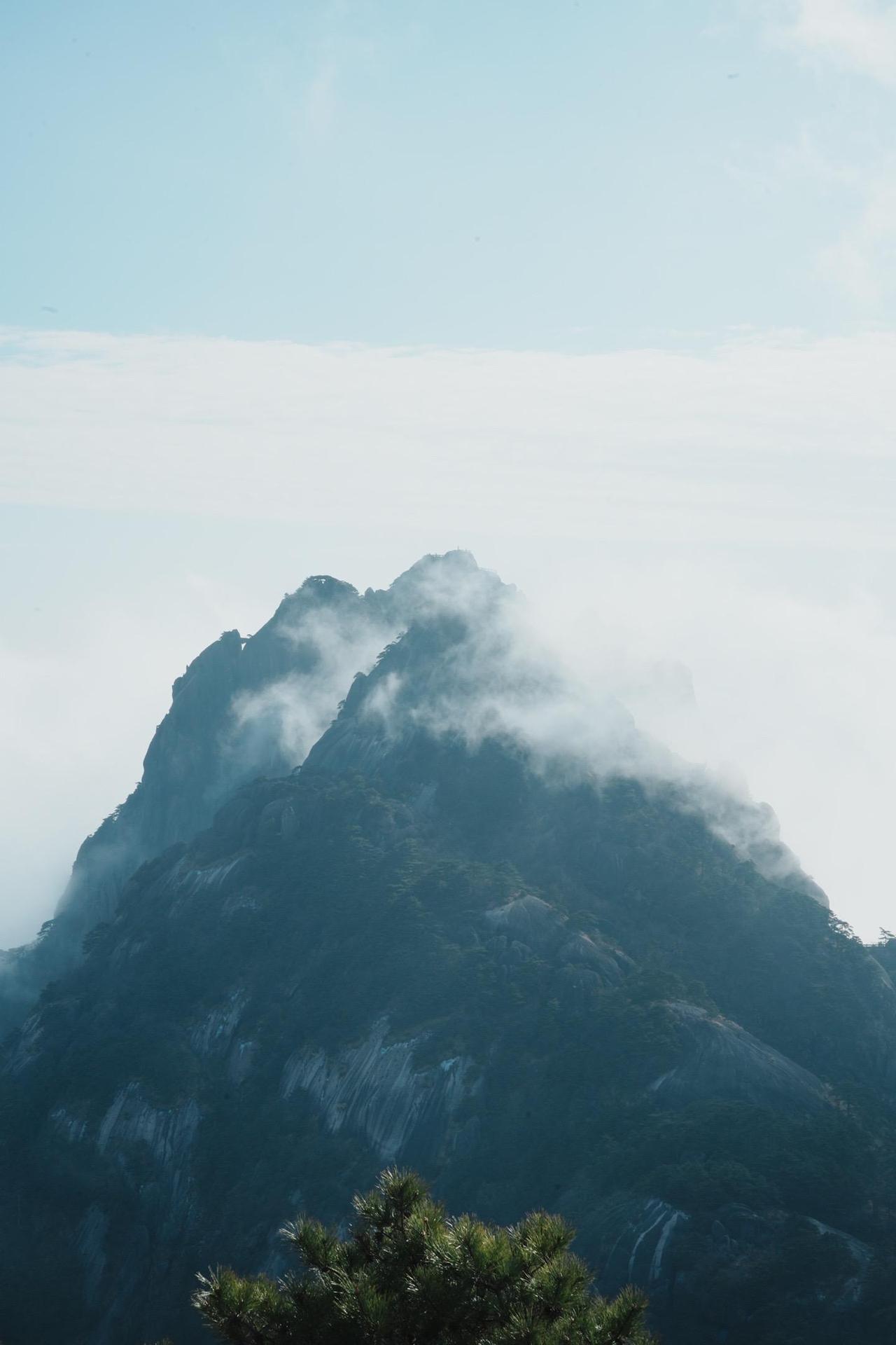 在光明顶蹲到了这幕水墨云海，镜头框住的每幅都像宋朝古画里拓下来的仙山。云在峰峦间