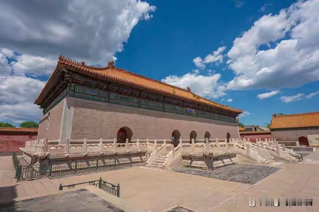 你肯定猜不到北京天安门东边六百米的地方藏着个什么玩意儿。就南池子大街那块，有个灰