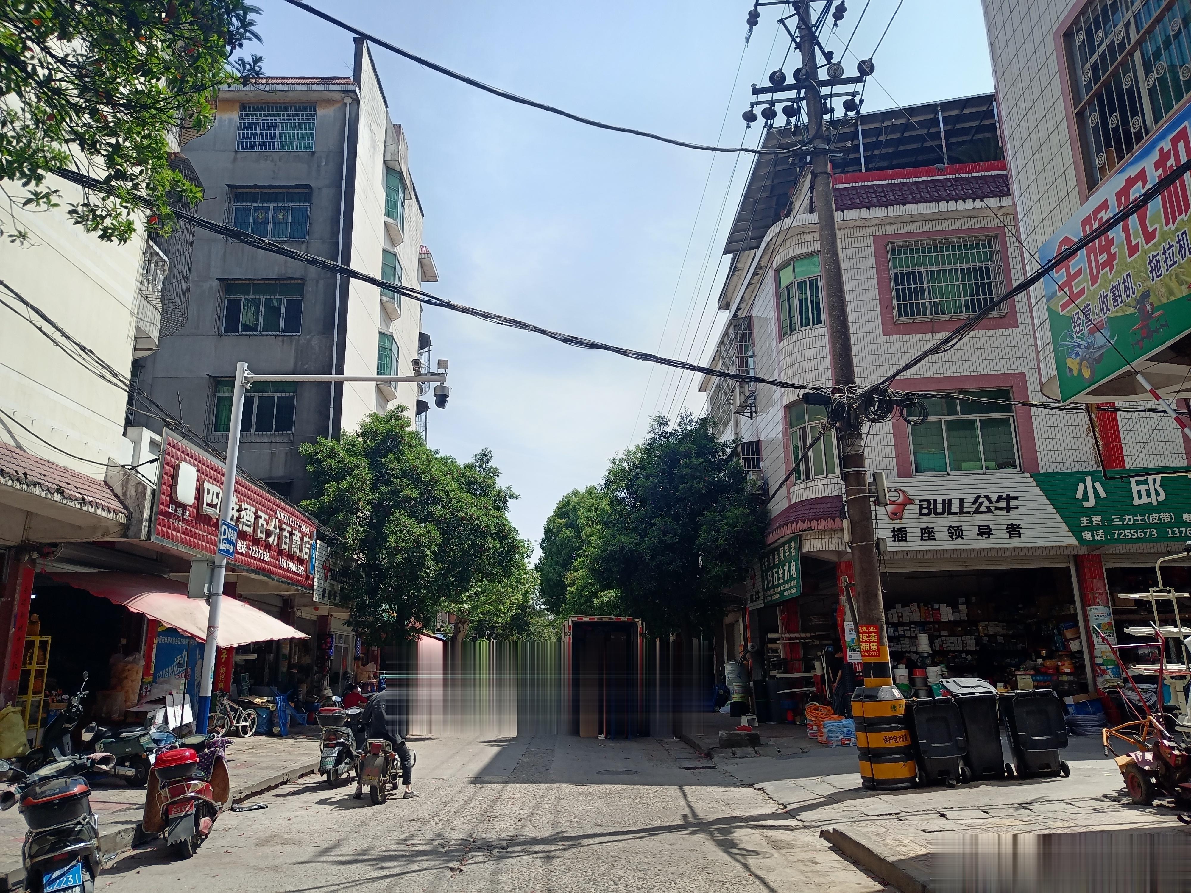 江西南城县古建昌府城北门旧址（p1、2）和城门大街现状，有残存店铺。 ​​​